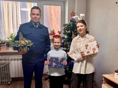 Работники прокуратуры поздравили детей из многодетной семьи участника СВО с наступающим Новым годом