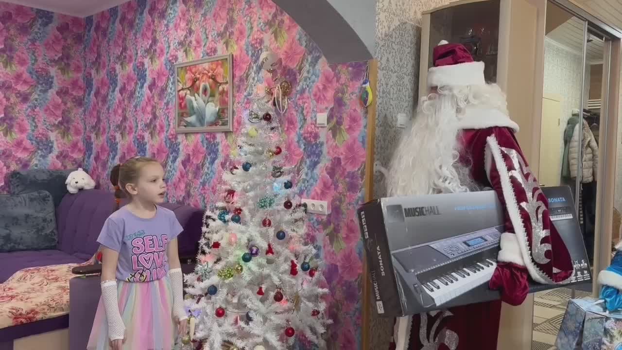 10-летняя Полина из Кингисеппа мечтает профессионально заниматься музыкой — новогоднее желание девочки о собственном синтезаторе дошло до кремлёвской елки желаний, а шарик снял губернатор Александр Дрозденко