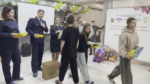 Коллектив следственного отдела по городу Тихвину поздравил воспитанников ресурсного центра с наступающим Новым годом