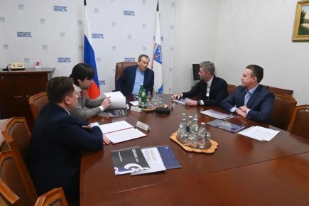 Александр Дрозденко и представители волейбольного клуба «Динамо — ЛО» подвели итоги сезона: команда заняла 4-е место в Суперлиге, молодёжка впервые вошла в топ-6, а в пляжном волейболе завоевали золото и бронзу