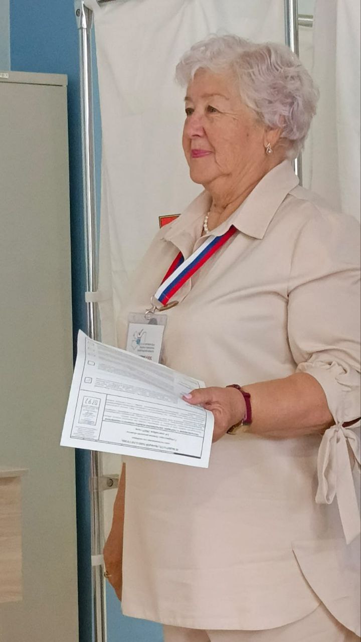 Сегодня героем нашей рубрики «Одна судьба – одна Победа!» стала наша коллега Наталья Асламбековна Ефимова, член участковой избирательной комиссии с правом решающего голоса №792 Сланцевского муниципального района, которая... Сегодня героем нашей рубрики «Одна судьба – одна Победа!» стала наша коллега Наталья Асламбековна Ефимова, член участковой избирательной комиссии с правом решающего голоса №792 Сланцевского муниципального района, которая...