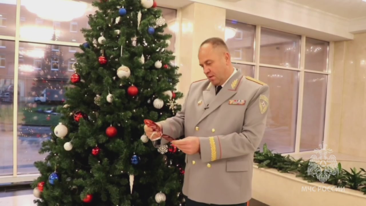Новый год - время чудес. И как здорово, когда сбываются мечты! Начальник Главного управления МЧС России по Ленинградской области Евгений Дейнека, по-традиции, принял участие в ежегодной Всероссийской благотворительной акции...