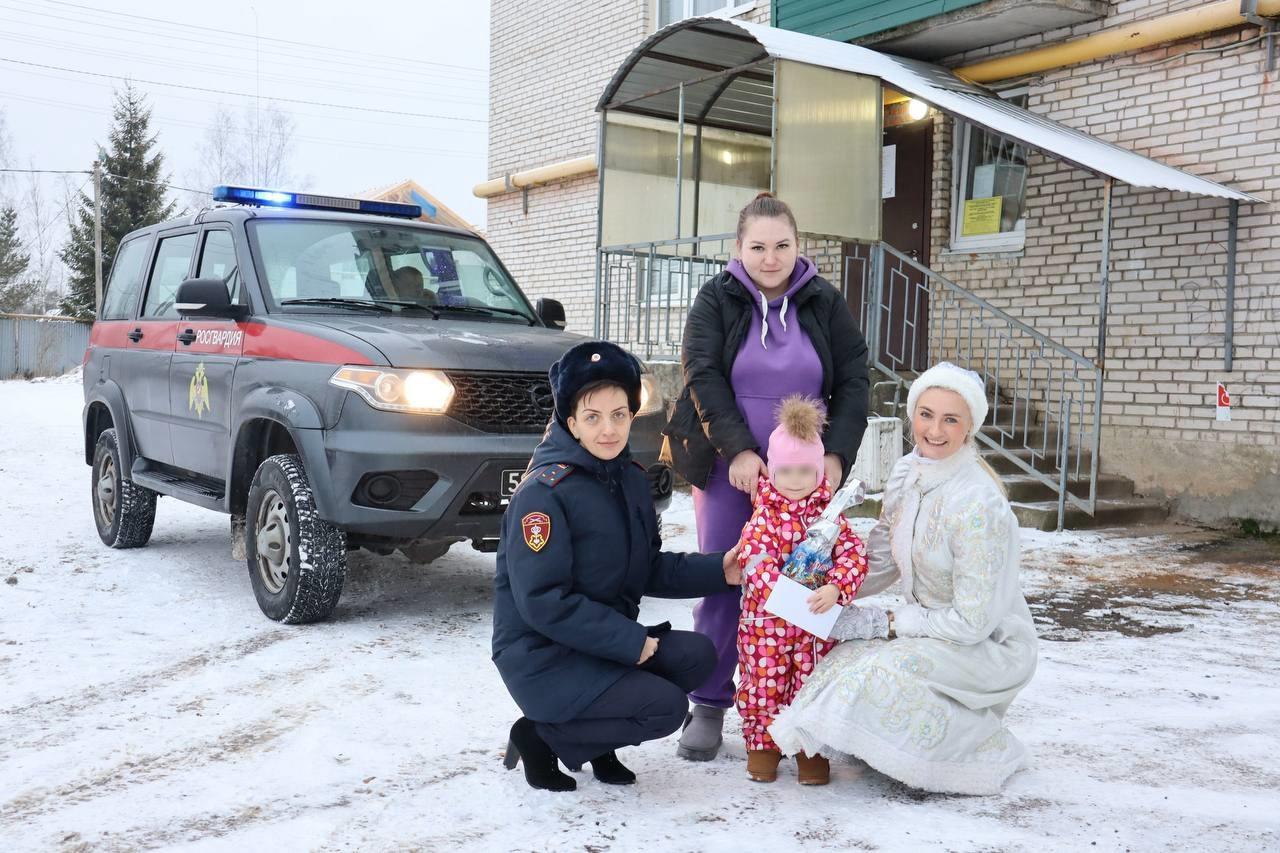 В Ленобласти Росгвардейцы приняли участие в акции «Елка желаний»