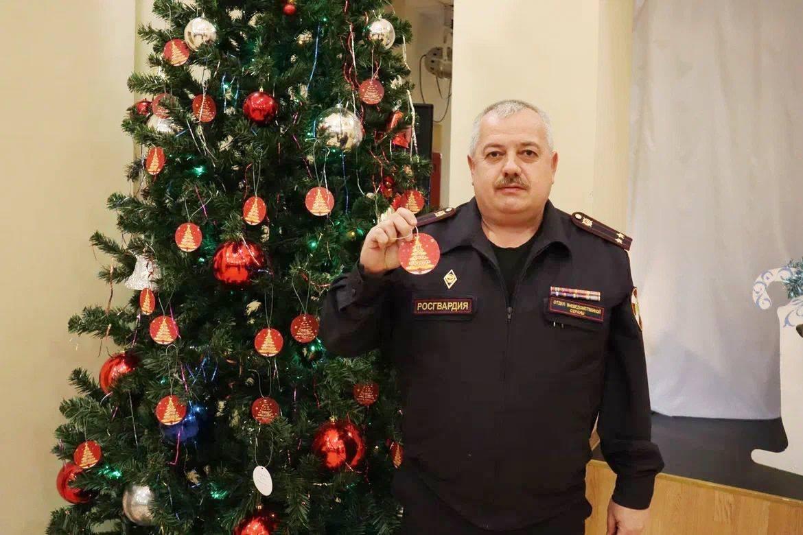 В Ленобласти Росгвардейцы приняли участие в акции «Елка желаний» В Ленобласти Росгвардейцы приняли участие в акции «Елка желаний»