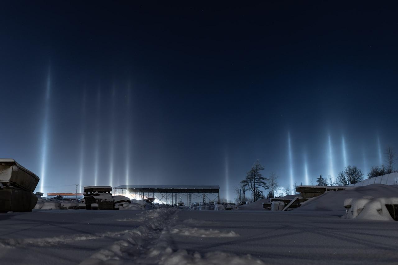 Жители нескольких регионов страны этой и прошлой ночью могли увидеть световые столбы Жители нескольких регионов страны этой и прошлой ночью могли увидеть световые столбы