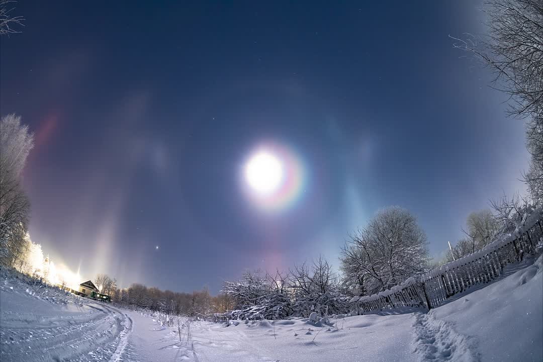 "Световые столбы" были замечены в Ленинградской области