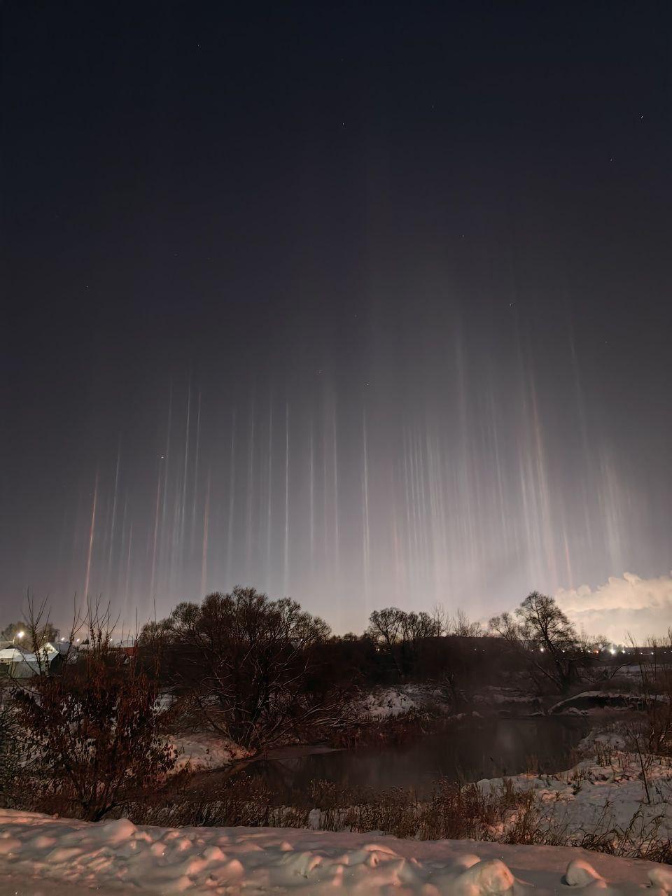 Жители нескольких регионов страны этой и прошлой ночью могли увидеть световые столбы Жители нескольких регионов страны этой и прошлой ночью могли увидеть световые столбы