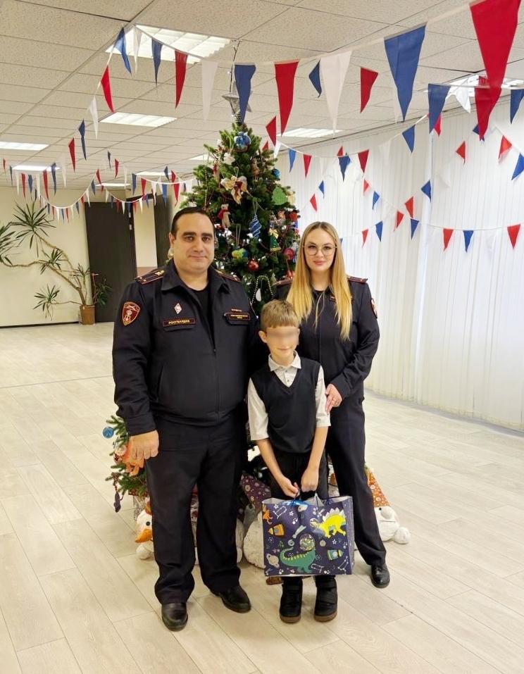 В Ленобласти Росгвардейцы приняли участие в акции «Елка желаний» В Ленобласти Росгвардейцы приняли участие в акции «Елка желаний»