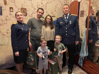 Следователи из Соснового Бора и Всеволожска исполнили новогодние желания детей