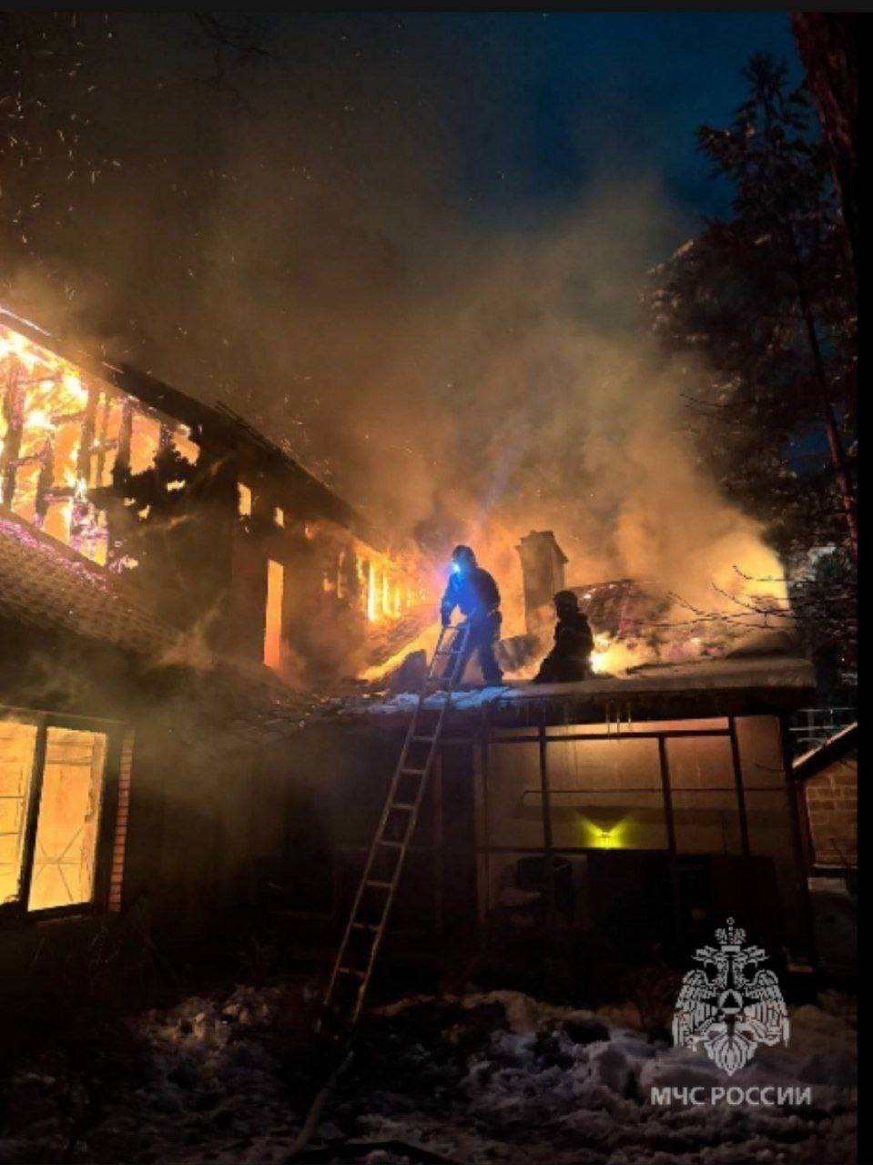 Частный дом полыхал во Всеволожске Частный дом полыхал во Всеволожске