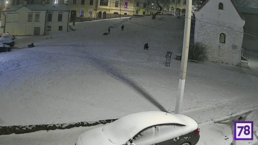 Катание на ватрушках в одном из дворов Выборга показалось местному жителю слишком скучным занятием — а потому мужчина решил приукрасить детское развлечение фейерверками