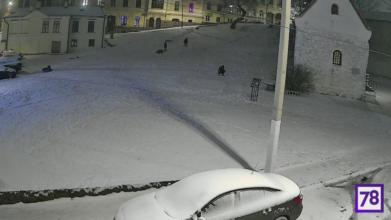 Катание на ватрушках в одном из дворов Выборга показалось местному жителю слишком скучным занятием — а потому мужчина решил приукрасить детское развлечение фейерверками