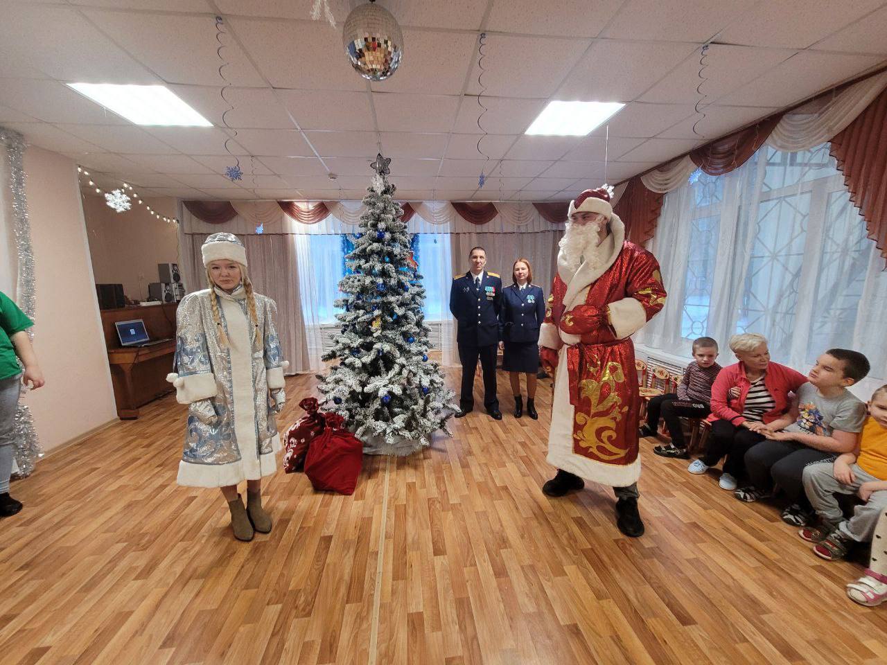 Следователи из Волхова поздравили воспитанников реабилитационного центра «Береника» Следователи из Волхова поздравили воспитанников реабилитационного центра «Береника»