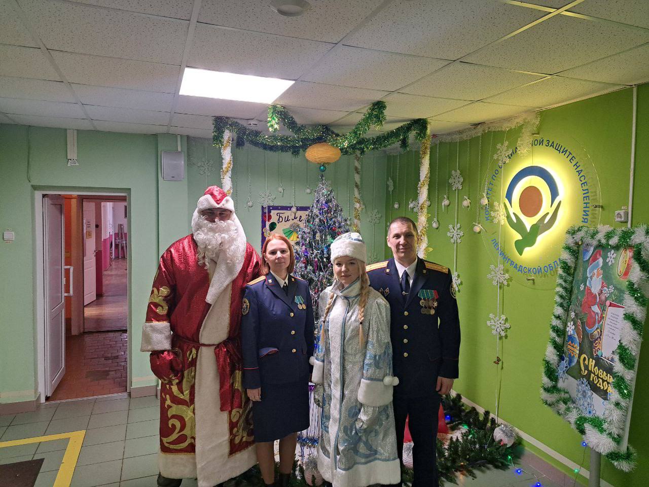 Следователи из Волхова поздравили воспитанников реабилитационного центра «Береника» Следователи из Волхова поздравили воспитанников реабилитационного центра «Береника»