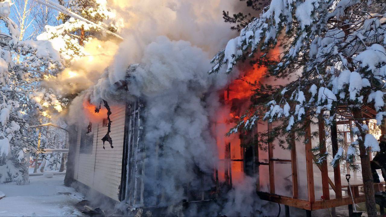 За прошедшие сутки подразделения территориального пожарно-спасательного гарнизона Ленинградской области реагировали на 11 оперативных событий: