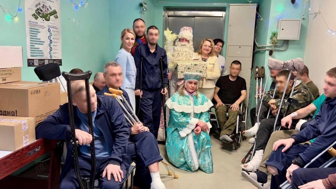 В госпиталях Ленобласти поздравили с Новым годом участников СВО В госпиталях Ленобласти поздравили с Новым годом участников СВО