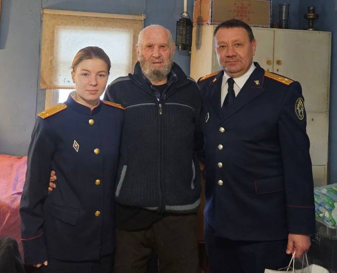 Коллектив Кингисеппского следственного отдела поздравил ветерана Великой Отечественной войны с праздниками – Новым годом и Рождеством Христовым!