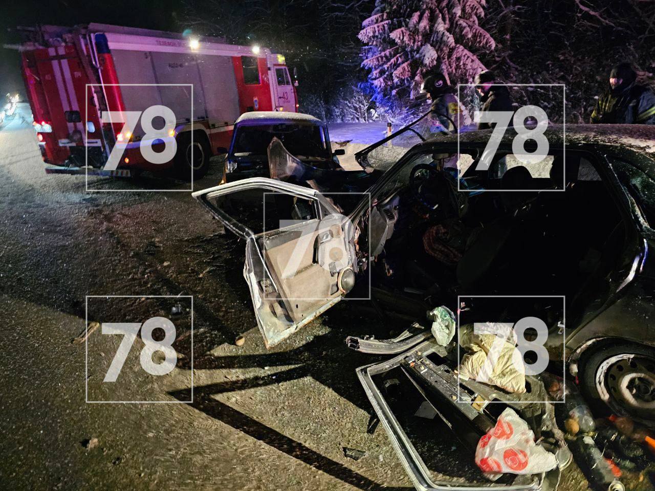 На 63-м километре федеральной автодороги Р-23 «Псков» произошло жесткое лобовое столкновение легковушек На 63-м километре федеральной автодороги Р-23 «Псков» произошло жесткое лобовое столкновение легковушек