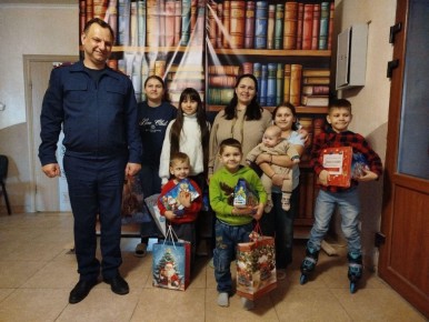 Следователи из Тосно исполнили новогодние мечты детей из многодетной семьи