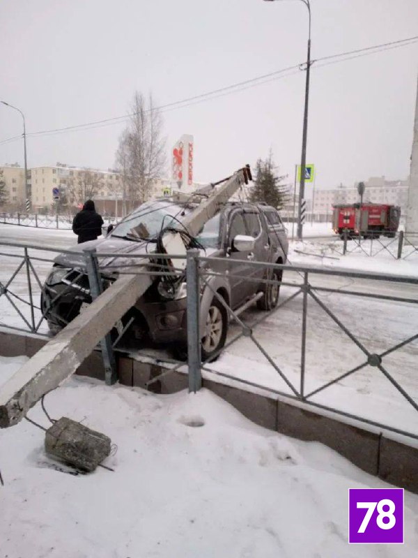В Ленобласти фонарный столб упал на машину В Ленобласти фонарный столб упал на машину