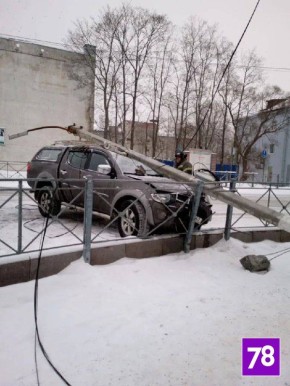 В Ленобласти фонарный столб упал на машину