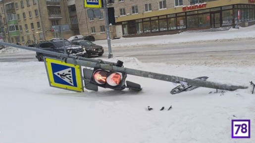 Спят усталые игрушки, светофор и знак дорожный тоже спят