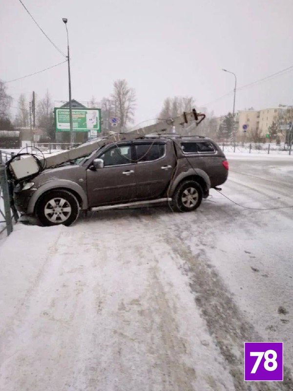 В Ленобласти фонарный столб упал на машину В Ленобласти фонарный столб упал на машину