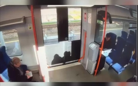 Полиция раскрыла кражу телефона в электричке из Ораниенбаума