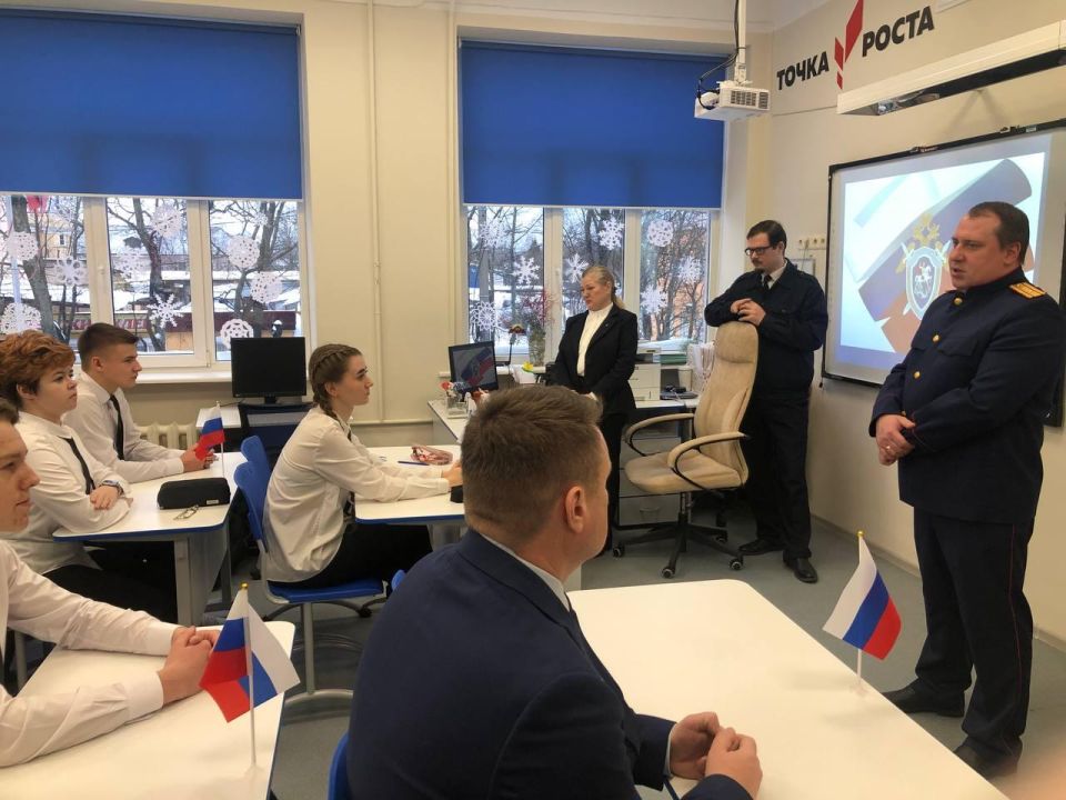 Руководитель следственного отдела по городу Приозерску СУ СК России по Ленинградской области провел учебно-патриотическое занятие с учащимися кадетского класса