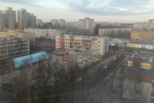 Общежитие учебного центра ВМФ рухнуло на экскаватор при сносе в Сосновом Бору