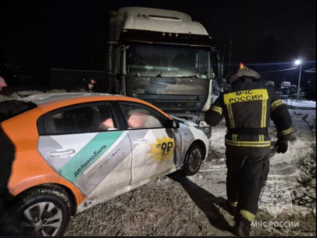 Водитель легковушки пострадал в массовом ДТП на «Дороге жизни» Водитель легковушки пострадал в массовом ДТП на «Дороге жизни»