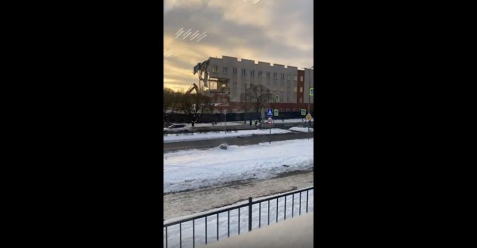 В Сосновом Бору экскаватор чудом избежал завала при сносе здания: