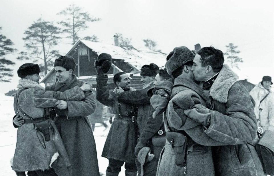 18 января 1943 года,силами Ленинградского и Волховского фронтов при содействии Балтийского флота,Ладожской военной флотилии