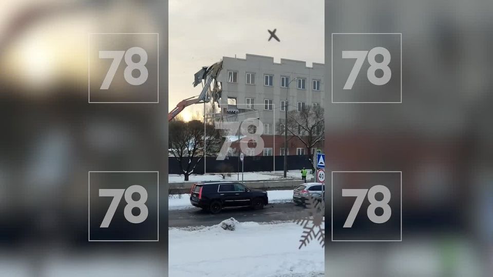 Часть общежития учебного центра ВМФ обрушилась на экскаватор в Сосновом Бору