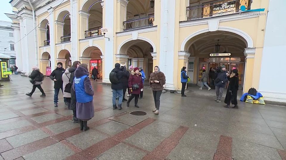 Всероссийская акция «Лента Ленинградской Победы» стартовала у станций метро «Гостиный двор», «Невский проспект» и «Адмиралтейская»