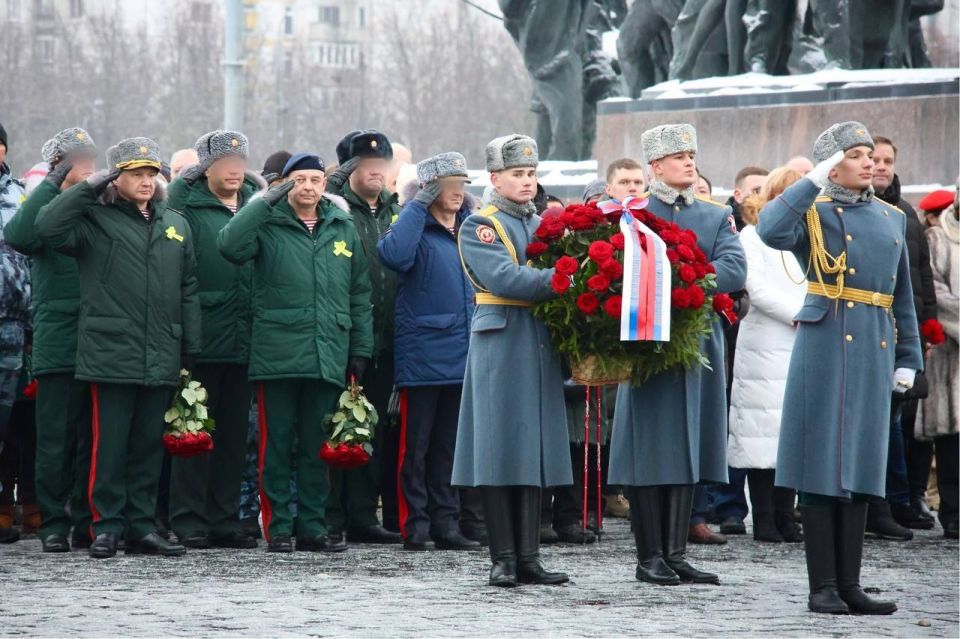 Делегация Росгвардии приняла участие в памятной церемонии у Мемориала героическим защитникам Ленинграда