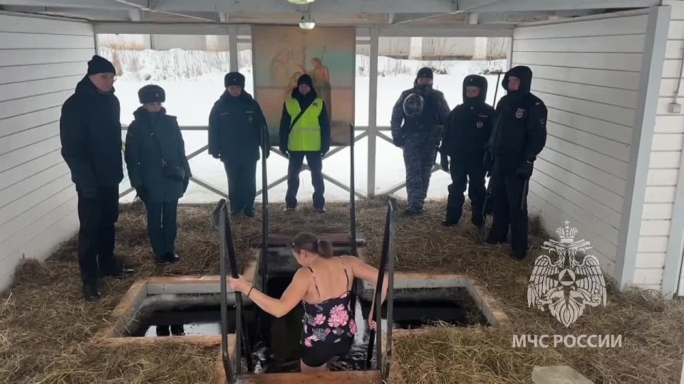 Сотрудники Главного управления МЧС России по Ленинградской области обеспечивают дежурство в местах проведения Крещения Господнее