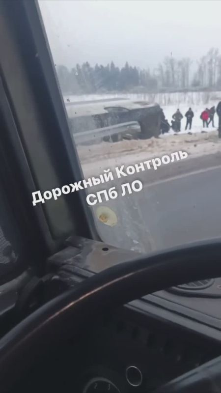 Рейсовый автобус перевернулся в Кингисеппском районе Ленобласти