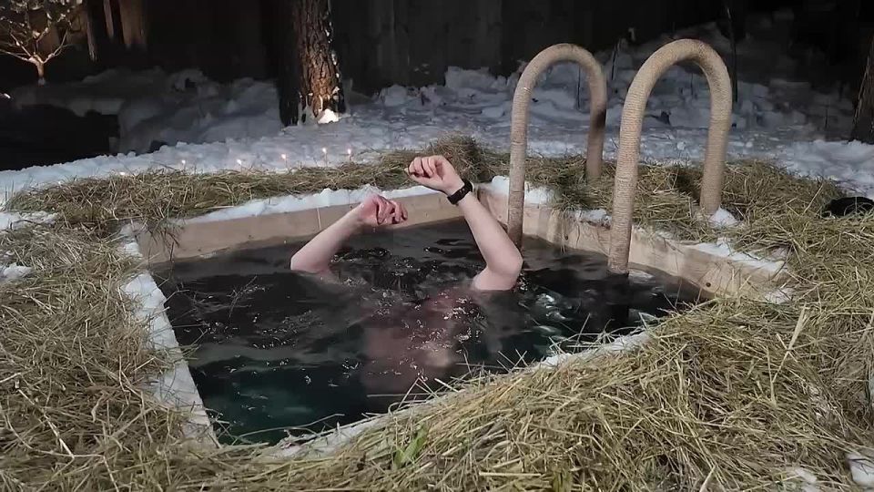 Губернатор Александр Дрозденко принял участие в крещенских купаниях