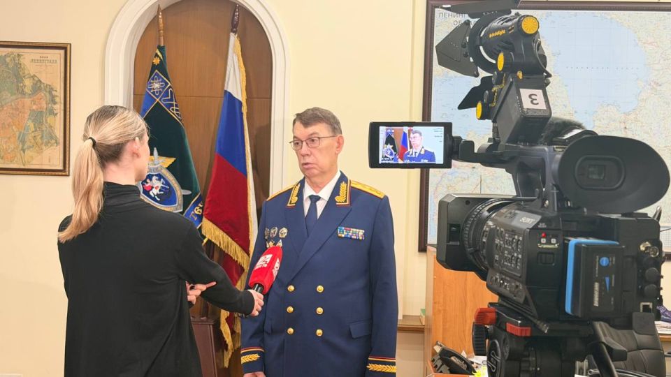 Перед началом торжественного мероприятия, посвященного 15-летию образования Следственного комитета Российской Федерации, руководитель следственного управления СУ СК России по Ленинградской области Сергей Тихонович Сазин...