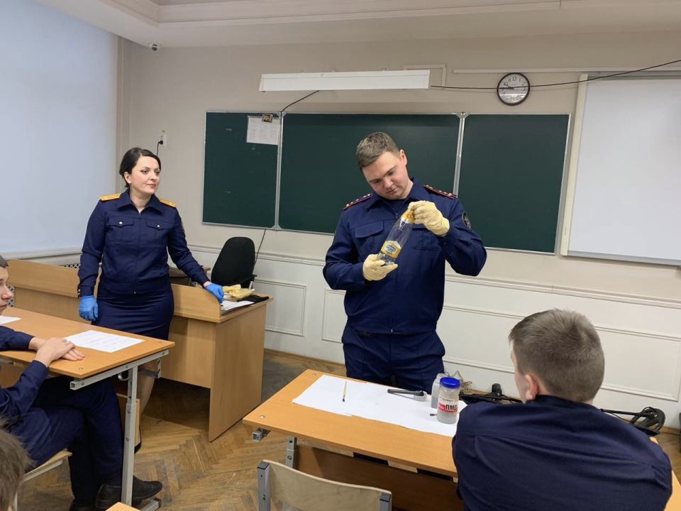 Следователи–криминалисты СУ СК России по Ленинградской области провели профориентационное занятие с учащимися кадетских классов Следственного комитета России Следователи–криминалисты СУ СК России по Ленинградской области провели профориентационное занятие с учащимися кадетских классов Следственного комитета России