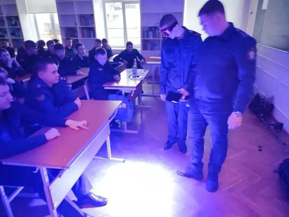 Следователи–криминалисты СУ СК России по Ленинградской области провели профориентационное занятие с учащимися кадетских классов Следственного комитета России Следователи–криминалисты СУ СК России по Ленинградской области провели профориентационное занятие с учащимися кадетских классов Следственного комитета России