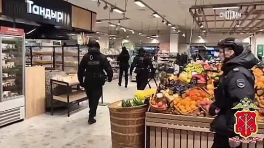 375 иностранцев доставлены в отделы в результате сегодняшнего рейда полиции и Росгвардии в 139 магазинах сети "Перекресток" в Петербурге и Ленобласти, а также в распределительном центре X5 Retail Group