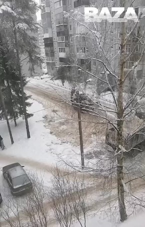 «У нас убирают снег — посмотрите, как работает техника»: сразу после этих слов грузовик снёс фонарный столб в Ленобласти