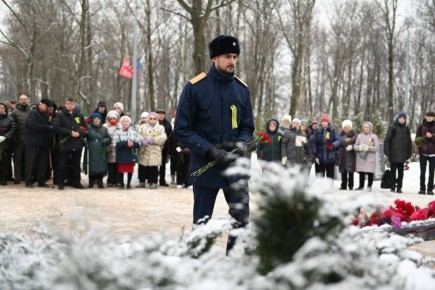 Сотрудники ГСУ СК России по городу Санкт-Петербургу возложили цветы к мемориалам Воинской Славы и местам массового захоронения жителей блокадного Ленинграда в День полного освобождения города от немецко-фашистской блокады