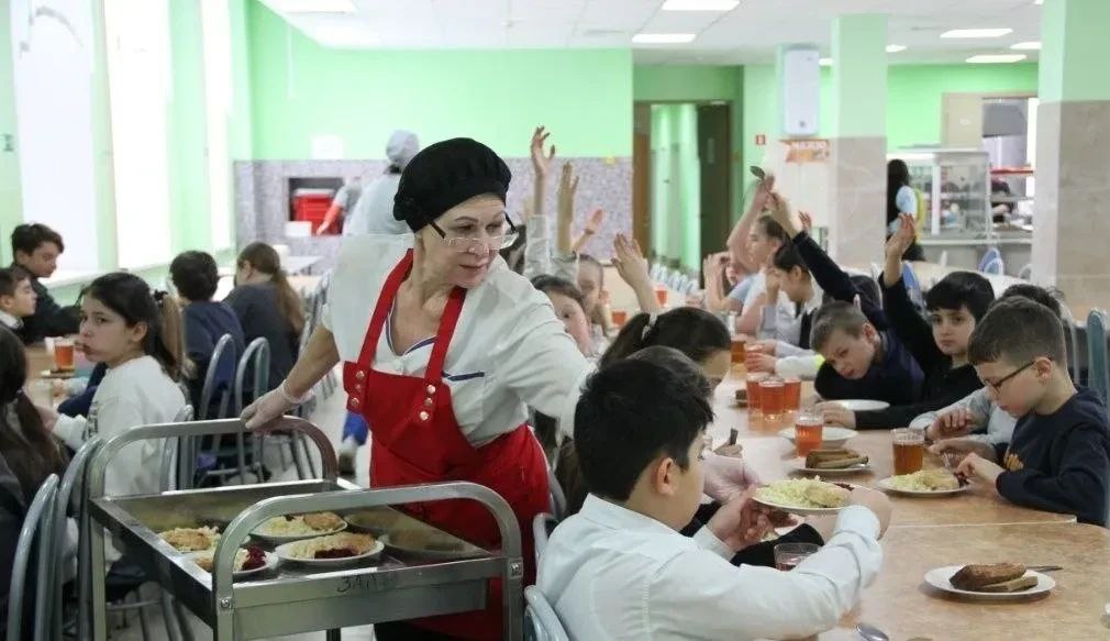 Школьные обеды в Ленинградской области станут качественнее: молоко заменят йогурты, а бюджет на основной рацион вырастет, — об этом сообщил Антон Горшков, и.о. председателя комитета общего и профессионального образования