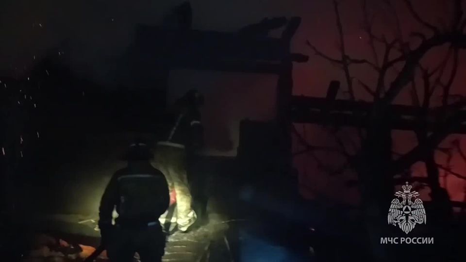 Во Гатчинском округе ликвидируется пожар в частном доме Ленинградская область, Гатчинский округ, деревня Романовка Произошло возгорание в одноэтажном рубленом доме, крытом шифером, размером 88 метров, и вплотную пристроенной...