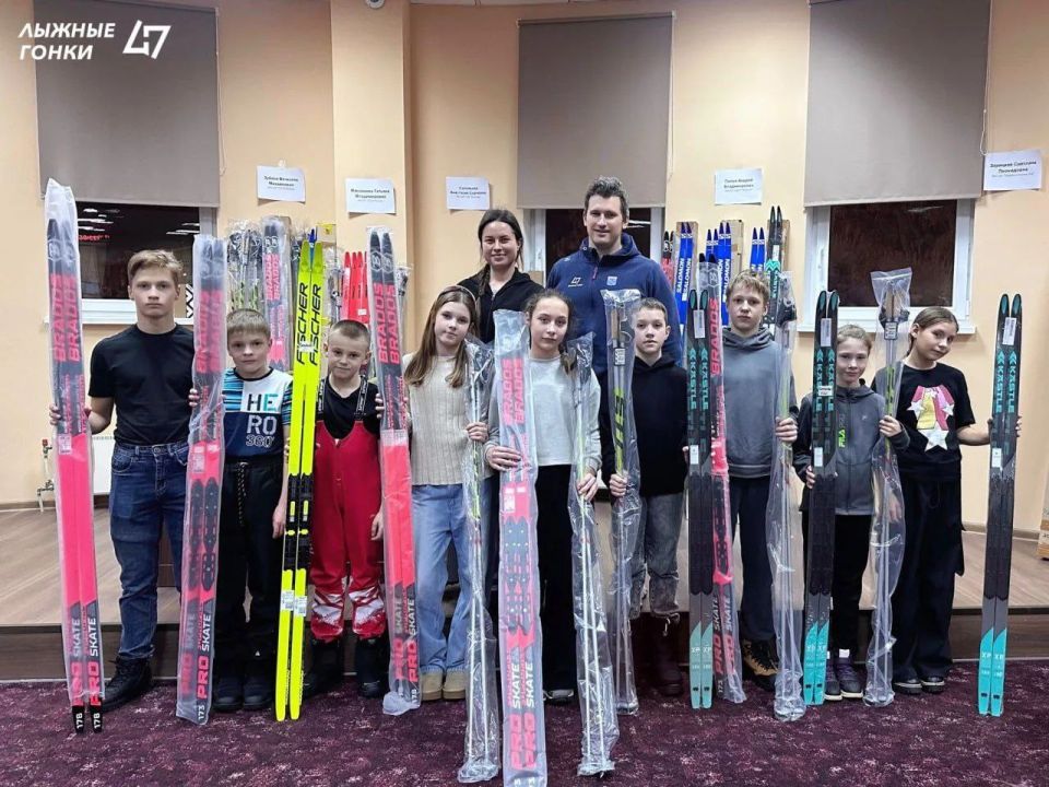 Новый инвентарь — детям. Команда проекта «Лыжные гонки 47» передала современные лыжи и экипировку семи спортивным школам Ленобласти