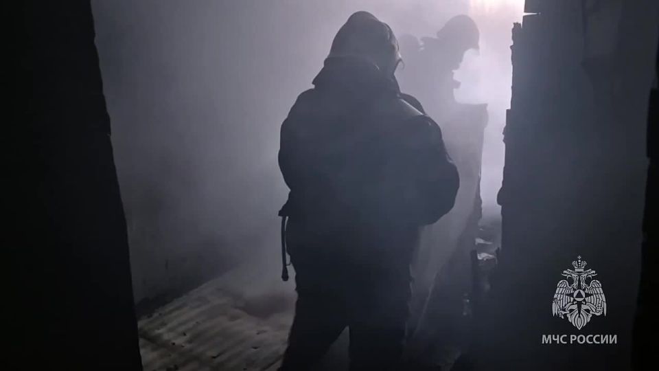 В Волосовском районе тушат пожар в многоквартирном доме В деревне Извара на третьем этаже пятиэтажного дома произошло возгорание в квартире. Площадь пожара составила 12 квадратных метров