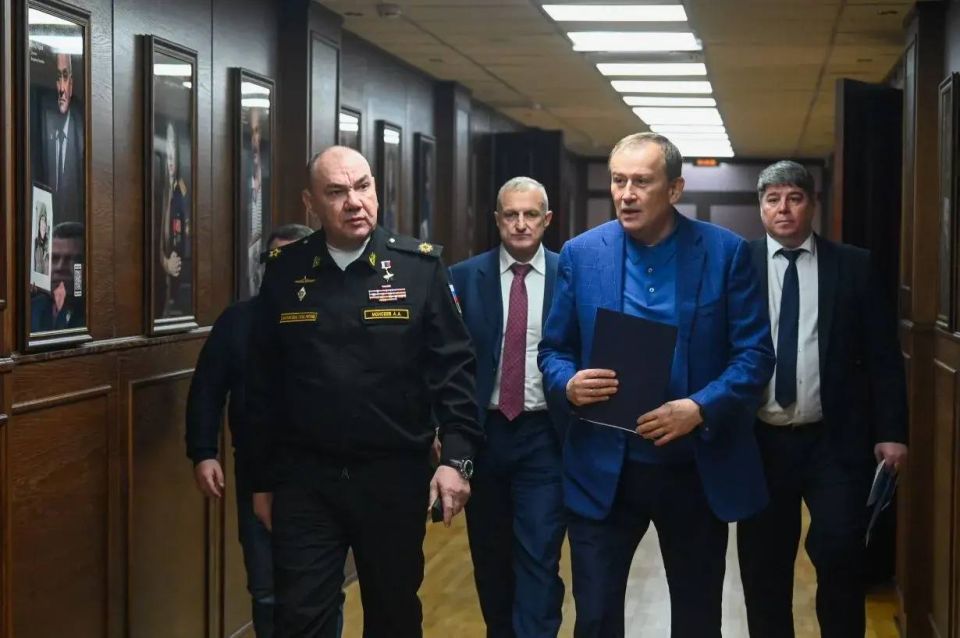 Губернатор Ленинградской области Александр Дрозденко и главнокомандующий ВМФ России, адмирал флота Александр Моисеев подписали Соглашение о взаимодействии между Морским советом Ленобласти и Главным командованием ВМФ